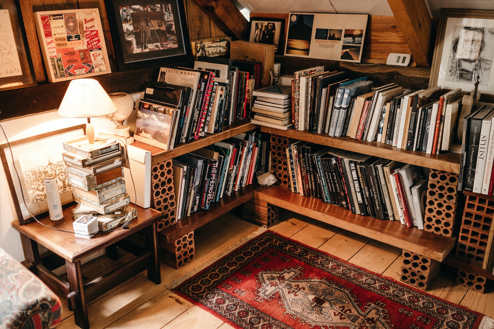 Biblioteczka w salonie – pomysły na przechowywanie książek!