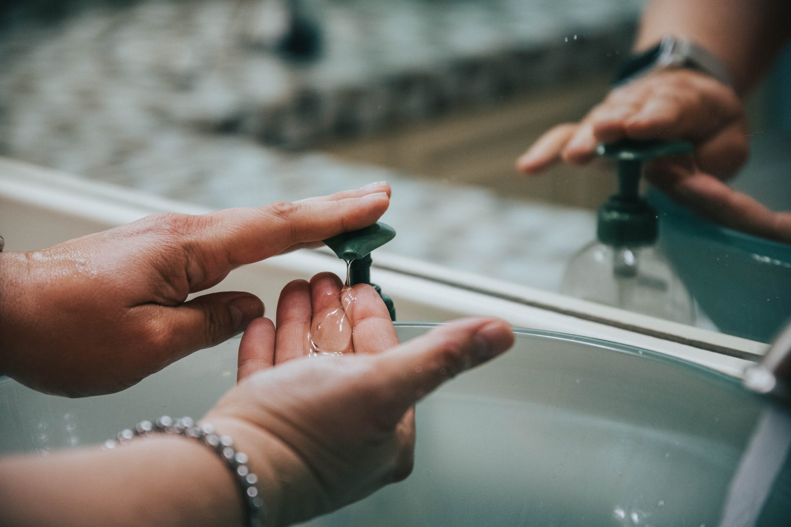 Dozownik na mydło w płynie – jakie ma zalety?