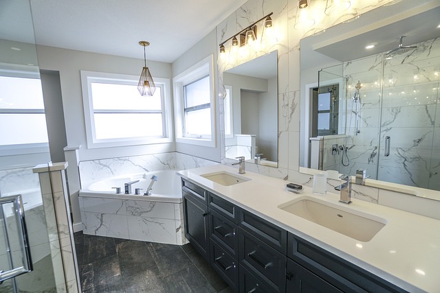 Łazienka w stylu glamour: wybierz odpowiednie okucia do kabiny prysznicowej