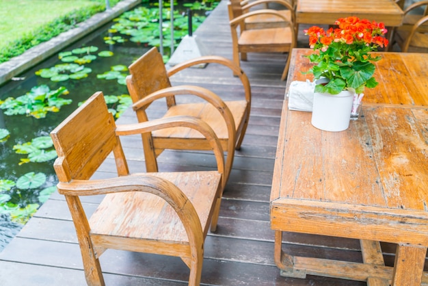 Kreatywne pomysły na wykorzystanie mebli w aranżacji przestrzeni ogrodowej